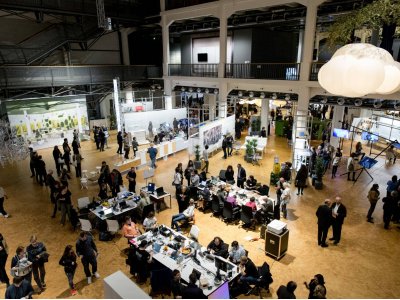 ZKM-Karlsruhe-Austellung-mit-Besuchern-scaled
